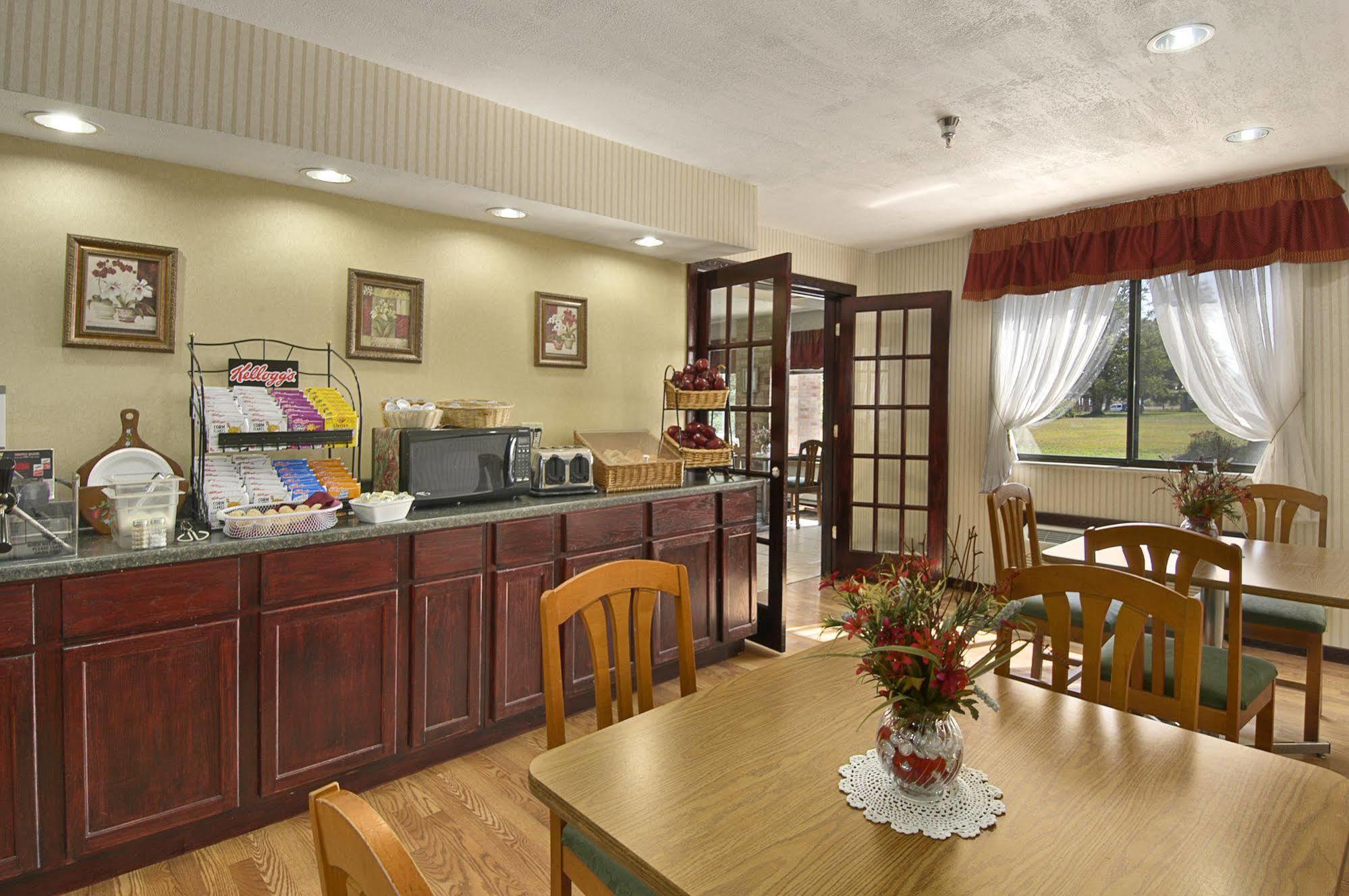 Hotel Baymont By Wyndham Muskegon Restaurant foto